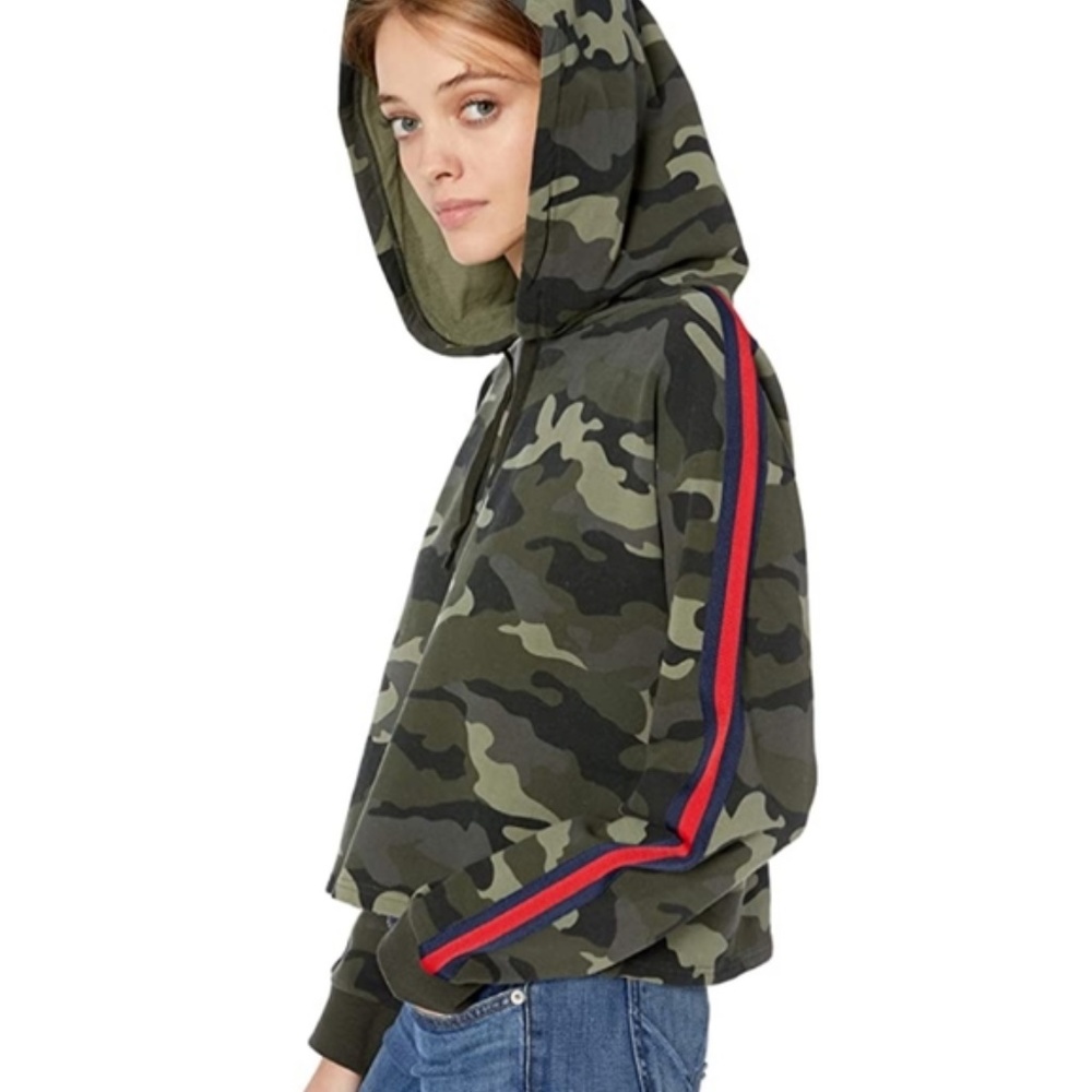 BB Dakota Cropped Camo Hoodie size Large